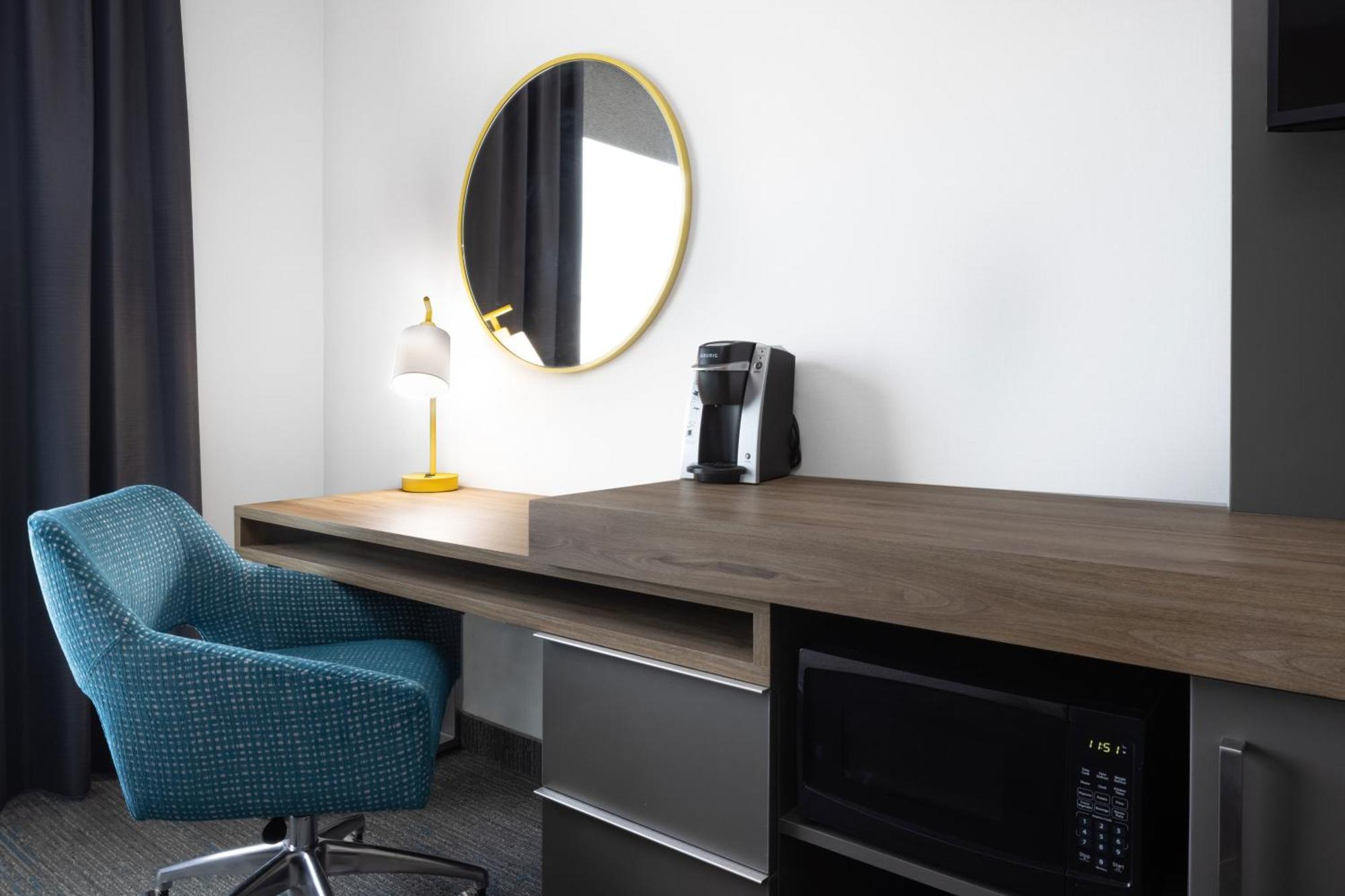 Queen Room with Bath Tub - Mobility Access/Non-Smoking